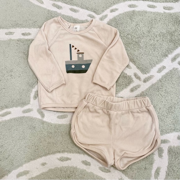 H&M Baby Exclusive Tug Boat Terry Sweatshirt + Track Shorts Set in Beige - Picture 1 of 4